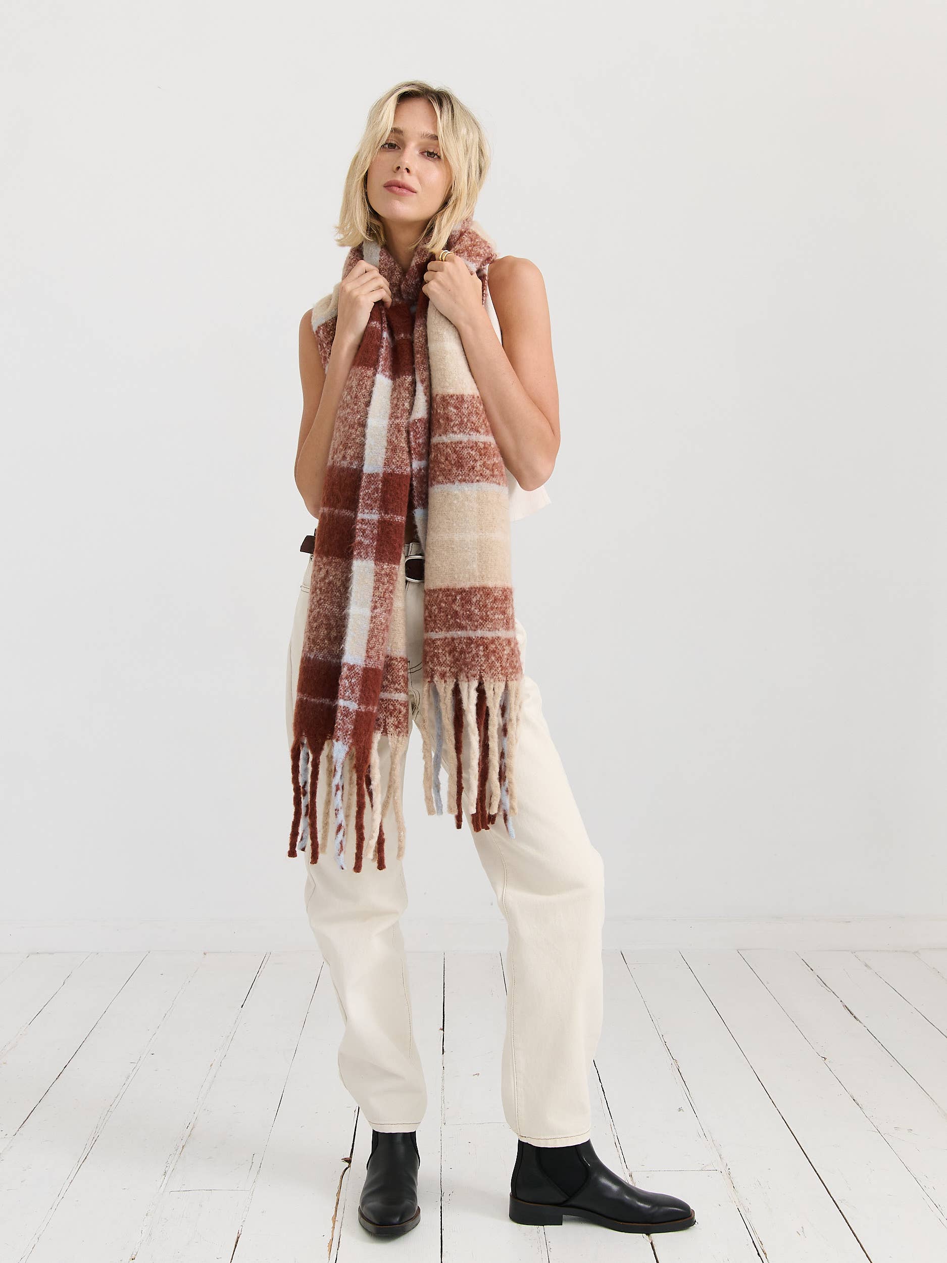[Limited] Annie Checkered Fluffy Scarf striped pattern